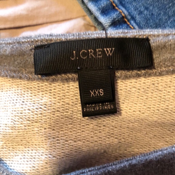 A sweatshirt - Picture 3 of 3